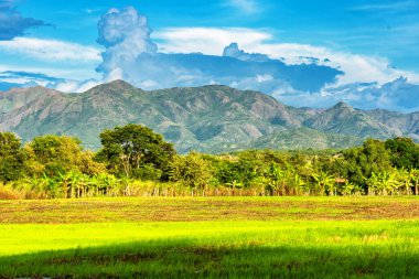 Güney Amerika 'daki Tatacoa Çölü yolunda Huila eyaletindeki Kolombiya kırsalındaki dağların ve dağların panoramik manzarası.