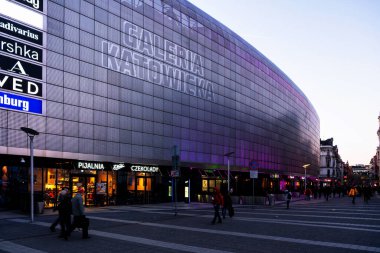 KATOWICE, POLAND - 24 Şubat 2019: Galeria Katowicka alışveriş merkezinin genel görünümü. Yeni tren istasyonuyla birlikte Polonya 'nın en modern alışveriş merkezlerinden birini oluşturur..