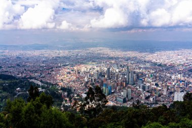 Bogota 'nın Bogota, Kolombiya' daki Bogota Dağı 'ndaki Monserrate Tepesi' nin tepesinden görülen muhteşem hava / panoramik manzarası. Nefes kesici manzaralı harika bir manzara / gözetleme noktası, popüler turistik mekan..
