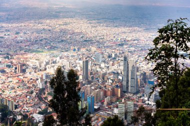 Bogota 'nın Bogota, Kolombiya' daki Bogota Dağı 'ndaki Monserrate Tepesi' nin tepesinden görülen muhteşem hava / panoramik manzarası. Nefes kesici manzaralı harika bir manzara / gözetleme noktası, popüler turistik mekan..