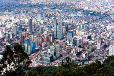 Bogota 'nın Bogota, Kolombiya' daki Bogota Dağı 'ndaki Monserrate Tepesi' nin tepesinden görülen muhteşem hava / panoramik manzarası. Nefes kesici manzaralı harika bir manzara / gözetleme noktası, popüler turistik mekan..