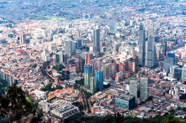 Bogota 'nın Bogota, Kolombiya' daki Bogota Dağı 'ndaki Monserrate Tepesi' nin tepesinden görülen muhteşem hava / panoramik manzarası. Nefes kesici manzaralı harika bir manzara / gözetleme noktası, popüler turistik mekan..
