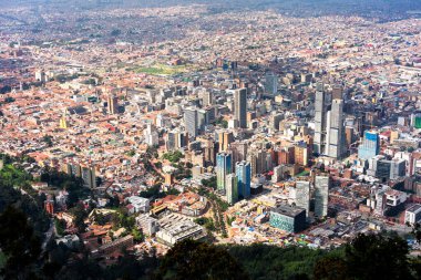 Bogota 'nın Bogota, Kolombiya' daki Bogota Dağı 'ndaki Monserrate Tepesi' nin tepesinden görülen muhteşem hava / panoramik manzarası. Nefes kesici manzaralı harika bir manzara / gözetleme noktası, popüler turistik mekan..