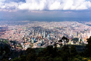 Bogota 'nın Bogota, Kolombiya' daki Bogota Dağı 'ndaki Monserrate Tepesi' nin tepesinden görülen muhteşem hava / panoramik manzarası. Nefes kesici manzaralı harika bir manzara / gözetleme noktası, popüler turistik mekan..