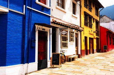 BOGOTA, COLOMBIA 10, 2019: Güney Amerika 'nın eski Bogota, Kolombiya bölgesindeki La Candelaria bölgesinde büyüleyici renkli bir caddenin görüntüsü. Küçük tarihi konaklar onu harika yapar..