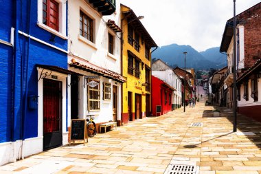 BOGOTA, COLOMBIA 10, 2019: Güney Amerika 'nın eski Bogota, Kolombiya bölgesindeki La Candelaria bölgesinde büyüleyici renkli bir caddenin görüntüsü. Küçük tarihi konaklar onu harika yapar..