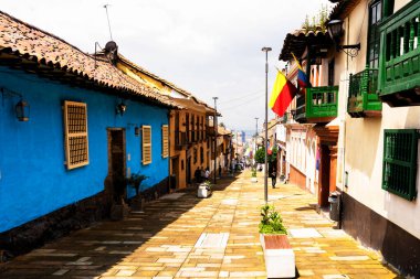 BOGOTA, COLOMBIA 10, 2019: Güney Amerika 'nın eski Bogota, Kolombiya bölgesindeki La Candelaria bölgesinde büyüleyici renkli bir caddenin görüntüsü. Küçük tarihi konaklar onu harika yapar..