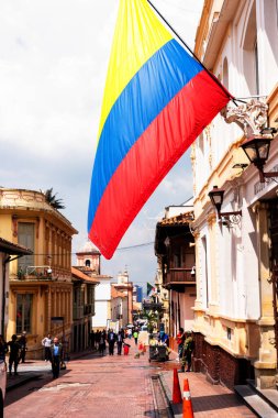 BOGOTA, COLOMBIA 10, 2019: Güney Amerika 'nın eski Bogota, Kolombiya bölgesindeki La Candelaria bölgesinde büyüleyici renkli bir caddenin görüntüsü. Küçük tarihi konaklar onu harika yapar..
