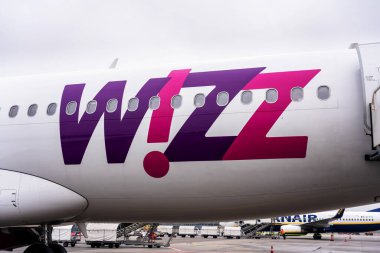 KATOWICE, POLAND - NOV 2, 2019: Pyrzowice Havaalanı, Polonya. Wizz Air, 30 'dan fazla ülkeye hizmet veren Macaristan' ın en büyük filosuna sahip düşük maliyetli bir havayolu şirketidir..