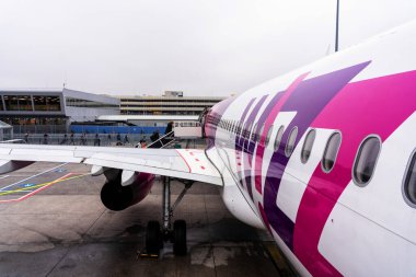 KATOWICE, POLAND - NOV 2, 2019: Pyrzowice Havaalanı, Polonya. Wizz Air, 30 'dan fazla ülkeye hizmet veren Macaristan' ın en büyük filosuna sahip düşük maliyetli bir havayolu şirketidir..