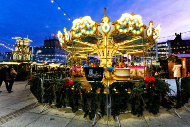 KATOWICE, POLAND - 4 DEC 2019: Yılbaşı pazarı sırasında Polonya 'nın Katowice kentindeki eski klasik Fransız mahsulü atlıkarınca