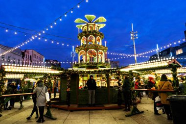 KATOWICE, POLAND - 4 DEC 2019: Katowice şehir merkezinde geleneksel Noel pazarı, Polonya