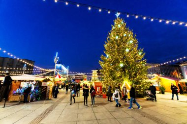KATOWICE, POLAND - 4 DEC 2019: Katowice şehir merkezinde geleneksel Noel pazarı, Polonya