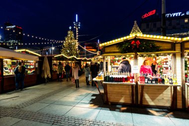 KATOWICE, POLAND - 4 DEC 2019: Katowice şehir merkezinde geleneksel Noel pazarı, Polonya