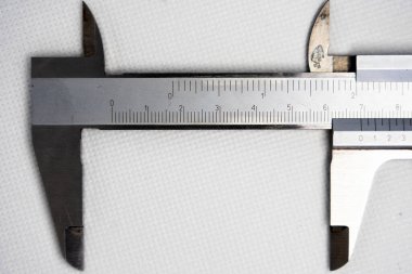 Calliper veya Caliper. Gümüş çelikten yapılmış hassas ölçüm aletleri. Beyaz bir arkaplanda izole edilmiş.