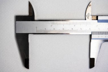 Calliper veya Caliper. Gümüş çelikten yapılmış hassas ölçüm aletleri. Beyaz bir arkaplanda izole edilmiş.