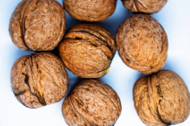 Kurutulmuş kabuklu ceviz yakın plan. izole edilmiş beyaz arkaplan