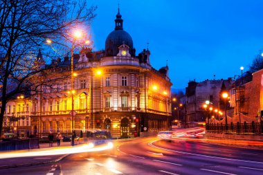 BIELSKO-BIALA, POLAND - 9 Nisan 2019: Bielsko Biala şehrindeki tiyatroya ve ana postaneye gece görüş