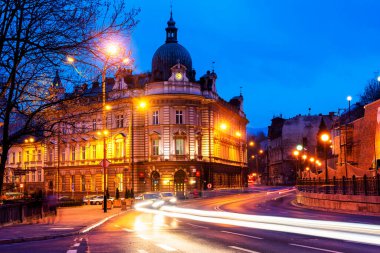 BIELSKO-BIALA, POLAND - 9 Nisan 2019: Bielsko Biala şehrindeki tiyatroya ve ana postaneye gece görüş