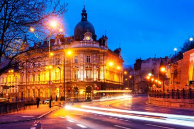 BIELSKO-BIALA, POLAND - 9 Nisan 2019: Bielsko Biala şehrindeki tiyatroya ve ana postaneye gece görüş