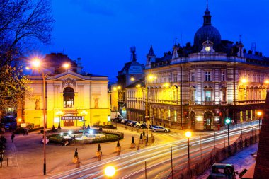 BIELSKO-BIALA, POLAND - 9 Nisan 2019: Bielsko Biala şehrindeki tiyatroya ve ana postaneye gece görüş