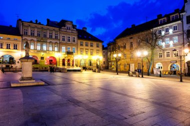 BIELSKO-BIALA, POLAND - 9 Nisan 2019: Bielsko Biala pazar meydanının gece görüşü ve parlayan dar sokaklar. Polonya