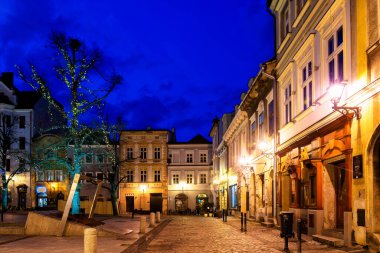 BIELSKO-BIALA, POLAND - 9 Nisan 2019: Bielsko Biala pazar meydanının gece görüşü ve parlayan dar sokaklar. Polonya