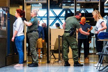 KRAKOW, POLAND - 27 Nisan 2019 'da Polonya' nın Krakow kentindeki Krakow Havaalanı 'ndaki güvenlik kontrol bölgesi