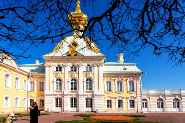 PETERHOF, RUSSIA - 28 Nisan 2019: Petergof, St Petersburg, Rusya 'daki Grand Palace. Peterhof sarayı UNESCO Dünya Mirasları Listesine dahil edildi