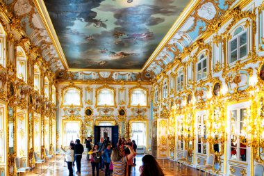 SAINT PETERSBURG, MOSCOW - RUSSIA - 28 Nisan 2019: Peterhof, Saint Petersburg, Rusya 'daki Peter Sarayı
