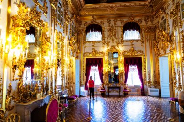 SAINT PETERSBURG, MOSCOW - RUSSIA - 28 Nisan 2019: Peterhof, Saint Petersburg, Rusya 'daki Peter Sarayı