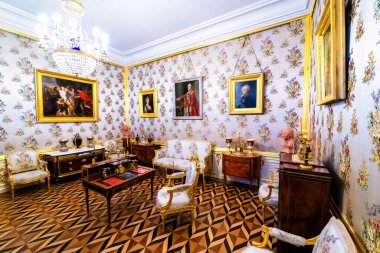 SAINT PETERSBURG, MOSCOW - RUSSIA - 28 Nisan 2019: Peterhof, Saint Petersburg, Rusya 'daki Peter Sarayı
