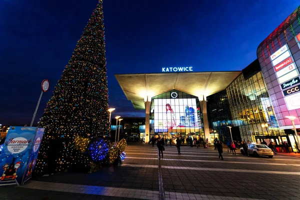 Katowice Polen Dec 2019 Katowice Hovedbanegårdens Indgang Med Juletræ Forgrunden - Stock-foto