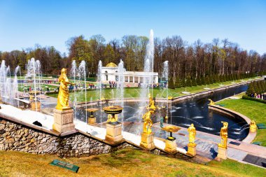 Aziz Petrus, Rusya - 28 Nisan 2019: Petergof, St Petersburg, Rusya 'da Büyük Şelale. Peterhof sarayı UNESCO Dünya Mirasları Listesine dahil edildi