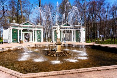 St. Petersburg, Rusya 'daki Petergof bahçesindeki 28 Nisan 2019 tarihli Aziz Petrus Çeşmesi. Peterhof sarayı UNESCO Dünya Mirasları Listesine dahil edildi