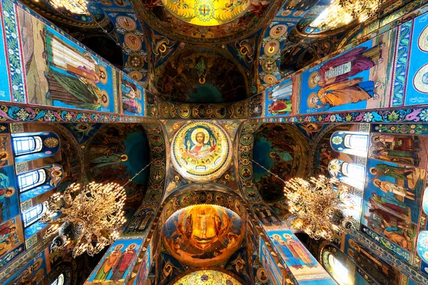 ロシア サンクトペテルブルクにおける血の流された救い主教会の内部 — ストック写真