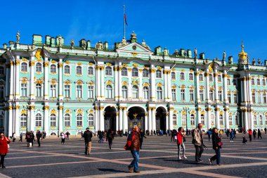 SANKT PETERSBURG, RUSSIA - 1 Mayıs 2019: Saint Petersburg, Rusya 'daki Kış Sarayı manzarası. İçinde Hermitage Müzesi var.