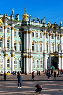 SANKT PETERSBURG, RUSSIA - 1 Mayıs 2019: Saint Petersburg, Rusya 'daki Kış Sarayı manzarası. İçinde Hermitage Müzesi var.