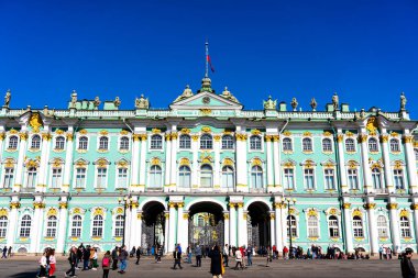 SANKT PETERSBURG, RUSSIA - 1 Mayıs 2019: Saint Petersburg, Rusya 'daki Kış Sarayı manzarası. İçinde Hermitage Müzesi var.