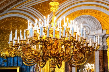 SAINT PETERSBURG, RUSSIA - 30 Nisan 2019: Devlet Hermitage Sanat ve Kültür Müzesi. Dünyanın en eski müzelerinden biri olan müze 1764 yılında Catherine Great tarafından kurulmuştur.: