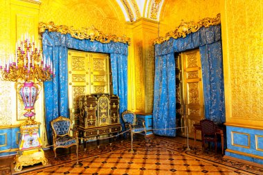 SAINT PETERSBURG, RUSSIA - 30 Nisan 2019: Devlet Hermitage Sanat ve Kültür Müzesi. Dünyanın en eski müzelerinden biri olan müze 1764 yılında Catherine Great tarafından kurulmuştur.: