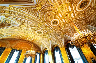 SAINT PETERSBURG, RUSSIA - 30 Nisan 2019: Devlet Hermitage Sanat ve Kültür Müzesi. Dünyanın en eski müzelerinden biri olan müze 1764 yılında Catherine Great tarafından kurulmuştur.: