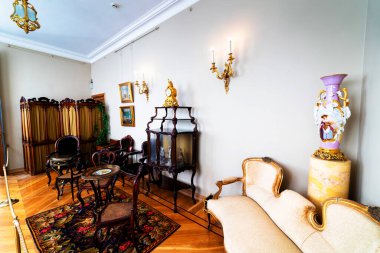 SAINT PETERSBURG, RUSSIA - 30 Nisan 2019: Devlet Hermitage Sanat ve Kültür Müzesi. Dünyanın en eski müzelerinden biri olan müze 1764 yılında Catherine Great tarafından kurulmuştur.: