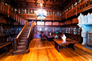 SAINT PETERSBURG, RUSSIA - 30 Nisan 2019: Devlet Hermitage Sanat ve Kültür Müzesi. Dünyanın en eski müzelerinden biri olan müze 1764 yılında Catherine Great tarafından kurulmuştur.: