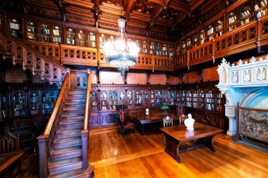 SAINT PETERSBURG, RUSSIA - 30 Nisan 2019: Devlet Hermitage Sanat ve Kültür Müzesi. Dünyanın en eski müzelerinden biri olan müze 1764 yılında Catherine Great tarafından kurulmuştur.: