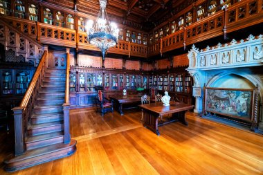 SAINT PETERSBURG, RUSSIA - 30 Nisan 2019: Devlet Hermitage Sanat ve Kültür Müzesi. Dünyanın en eski müzelerinden biri olan müze 1764 yılında Catherine Great tarafından kurulmuştur.: