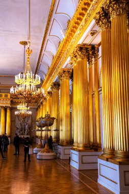 SAINT PETERSBURG, RUSSIA - 30 Nisan 2019: Devlet Hermitage Sanat ve Kültür Müzesi. Dünyanın en eski müzelerinden biri olan müze 1764 yılında Catherine Great tarafından kurulmuştur.: