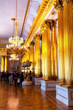 SAINT PETERSBURG, RUSSIA - 30 Nisan 2019: Devlet Hermitage Sanat ve Kültür Müzesi. Dünyanın en eski müzelerinden biri olan müze 1764 yılında Catherine Great tarafından kurulmuştur.: