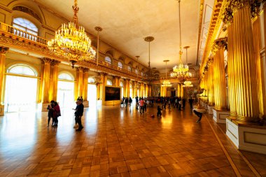 SAINT PETERSBURG, RUSSIA - 30 Nisan 2019: Devlet Hermitage Sanat ve Kültür Müzesi. Dünyanın en eski müzelerinden biri olan müze 1764 yılında Catherine Great tarafından kurulmuştur.: