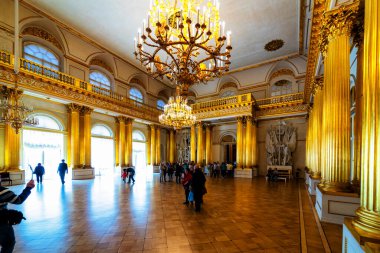 SAINT PETERSBURG, RUSSIA - 30 Nisan 2019: Devlet Hermitage Sanat ve Kültür Müzesi. Dünyanın en eski müzelerinden biri olan müze 1764 yılında Catherine Great tarafından kurulmuştur.: